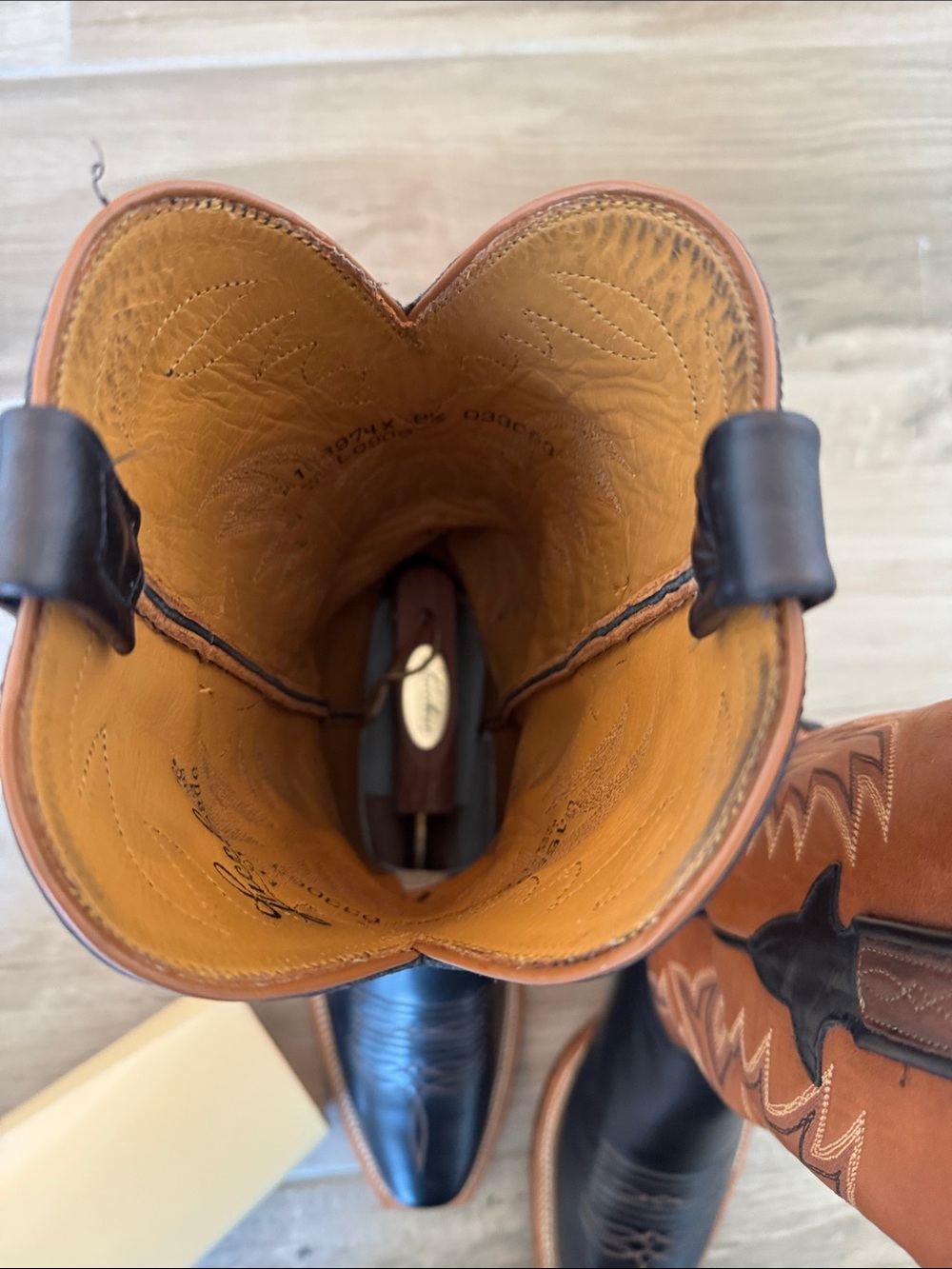 Lucchese 8 1/2 D oiled calf cowboy boots - Picture 10 of 11